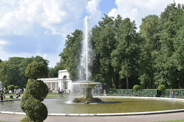 Parque Com Fontes Para Pessoas Relaxarem — Fotografia de Stock