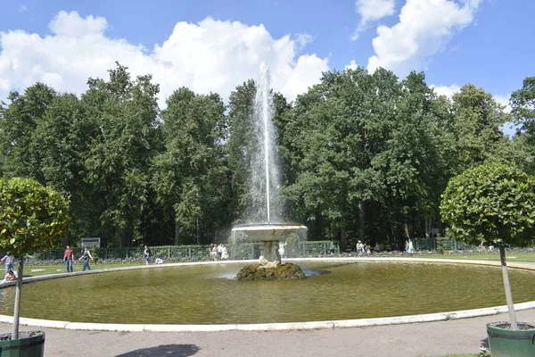 有喷泉供人们放松的公园 — 图库照片