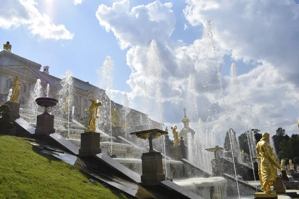 Parque Com Fontes Para Pessoas Relaxarem — Fotografia de Stock