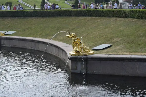 人々がリラックスできる噴水のある公園 — ストック写真