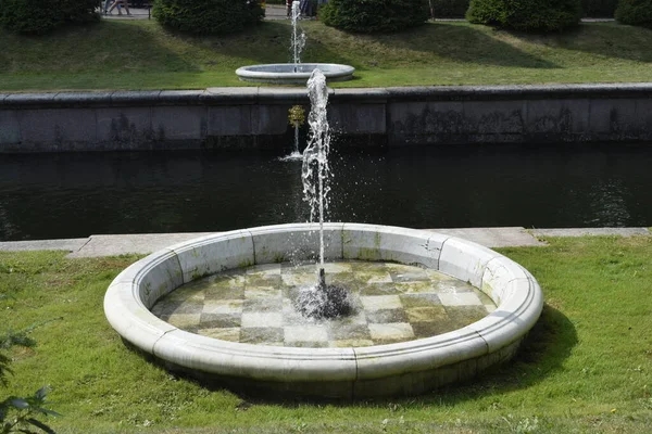 Parque Con Fuentes Para Que Gente Relaje — Foto de Stock