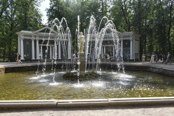 Parque Con Fuentes Para Que Gente Relaje — Foto de Stock