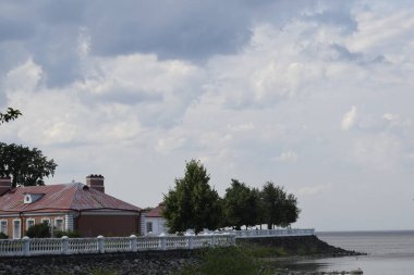 Eğlence parkındaki körfez kıyısında.