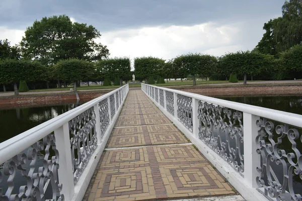 公園の運河を渡る橋です — ストック写真