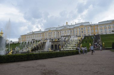 Parktaki çeşmelerle saray kıyafetleri.