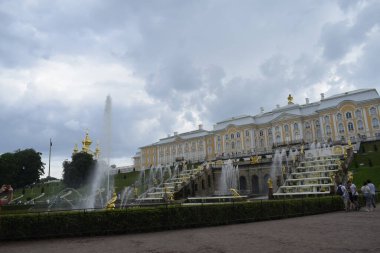 Parktaki çeşmelerle saray kıyafetleri.