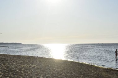 Sahilde gün batımı, yaz akşamı