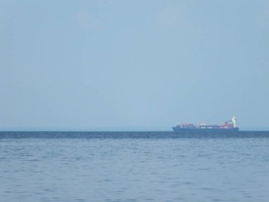 Denizde gemi, deniz manzarası, meltem, yaz günü