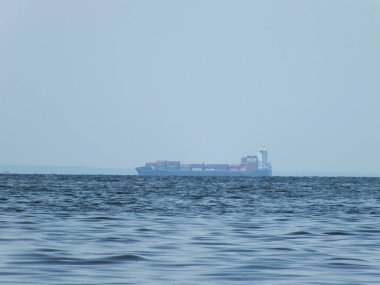 Denizde gemi, deniz manzarası, meltem, yaz günü