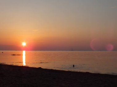 Deniz kıyısında gün batımı, yaz