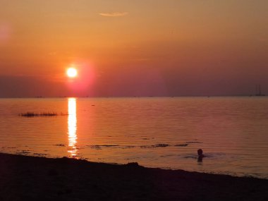 Deniz kıyısında gün batımı, yaz