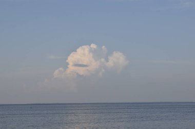 Sahilde gün batımı, denizde akşam