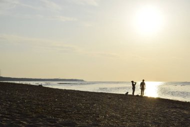Sahilde gün batımı, denizde akşam