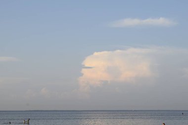 Sahilde gün batımı, denizde akşam