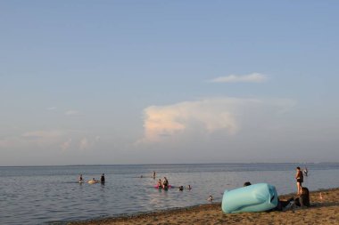 Sahilde gün batımı, denizde akşam