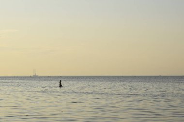 Kumsalda gün batımı, kumsal ve kumsalda dinlenme