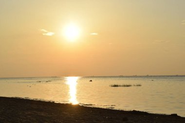 Kumsalda gün batımı, kumsal ve kumsalda dinlenme