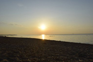 Kumsalda gün batımı, kumsal ve kumsalda dinlenme