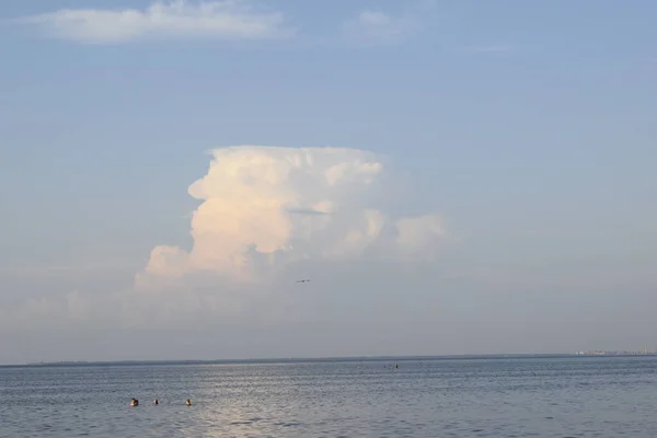 Uma Nuvem Sobre Mar — Fotografia de Stock