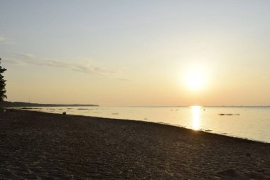 Kumsalda gün batımı, kumsal ve kumsalda dinlenme