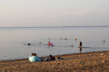 Kumsalda gün batımı, kumsal ve kumsalda dinlenme