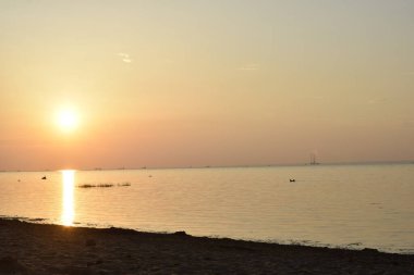 Sahilde gün batımı, deniz