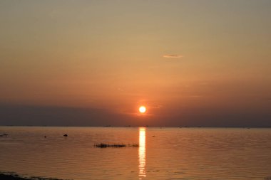 Sahilde gün batımı, deniz