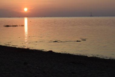 Sahilde gün batımı, deniz