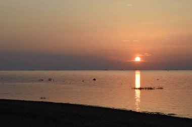 Sahilde gün batımı, deniz