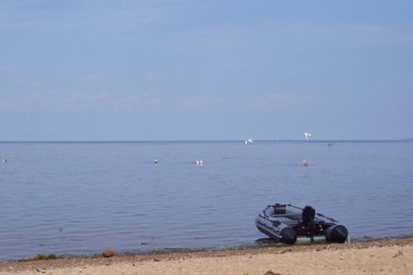 İnsanlar sahilde, sahilde, sahilde, dinlenecek bir yerde.