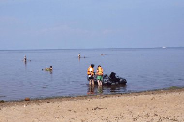 Kayık, kum ve kumsal, kumsalda dinlenmek.