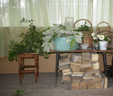 Şifalı otları kurutur, otları hasat eder.