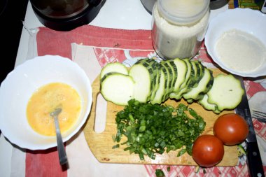 Tahtada taze doğranmış sebzeler