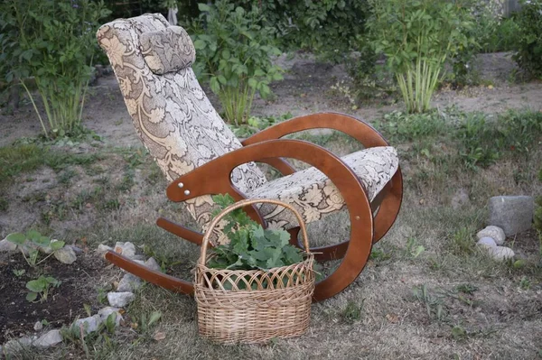 庭で椅子を揺らし — ストック写真