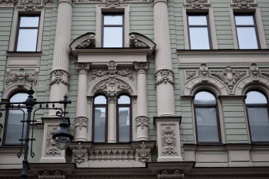 Bir binanın dış cephesinin, pencerelerinin ayrıntıları