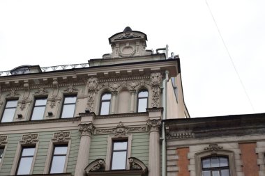 Bir binanın dış cephesinin, pencerelerinin ayrıntıları