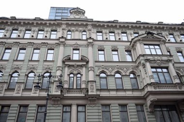 Bir binanın ön cephesi, pencereler