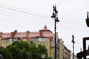 Bir binanın dış görünüşü, şehir manzarası.