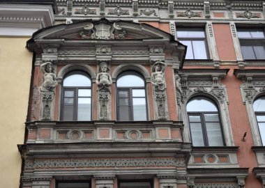 Bir binanın dış cephesinin, pencerelerinin ayrıntıları