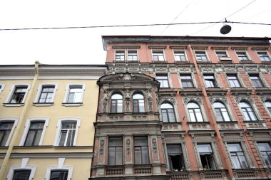 Bir binanın dış cephesinin, pencerelerinin ayrıntıları