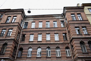 Binanın ön cephesi, pencereler