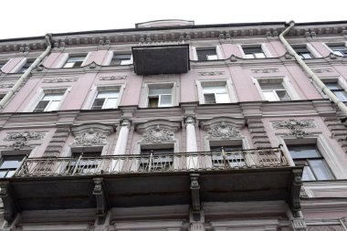 Binanın ön cephesi, pencereler