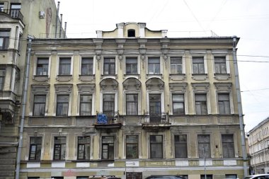 Binanın ön cephesi, şehir sokağı.