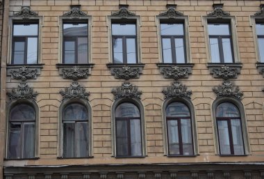 Bir binanın dış cephesinin, pencerelerinin ayrıntıları