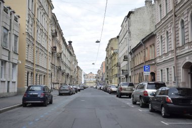 Şehirdeki cadde, bir evin ön cephesi