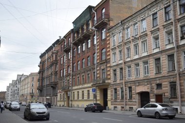 Şehirdeki cadde, bir evin ön cephesi