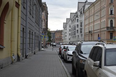 Şehirdeki cadde, bir evin ön cephesi