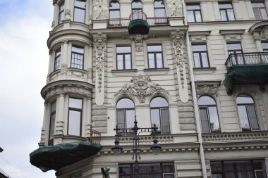 Balkonlu bir binanın ön cephesi.