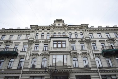 Balkonlu bir binanın ön cephesi.