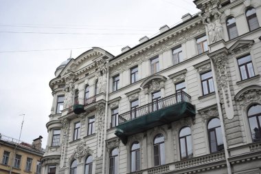 Balkonlu bir binanın ön cephesi.